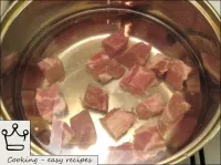 煮肉湯：用冷水倒肉。把水煮沸，去除噪音，在蓋子下煮1小時低火。...