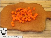 Peel the carrots, wash, cut into 0. 5 cm side cube...