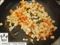 Heat the oil in a frying pan. Stir the vegetables ...