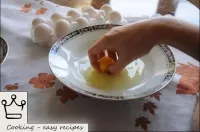 將蛋黃與蛋白質分離。一種方法：將雞蛋輕輕砸入深盤中，以免損壞蛋黃，然後用手指取出蛋黃並轉移到單獨的碗...