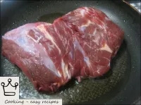 野菜と一緒に牛肉を調理します。肉を洗い、乾燥し、フィルムをむきます。鍋を熱します。脂肪を溶かす（また...