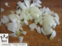 將洋蔥刷幹凈，洗凈並切成立方體。...