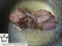 將肉轉移到鍋中。將一杯水或肉湯倒在肉上，煮沸。...