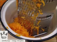 감자와 호박 튀김을 만드는 방법: 호박을 껍질을 벗기고 씻으십시오. 좋은 강판에 껍질을 벗...