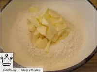 将黄油片放在中间，用面粉擦去黄油。...