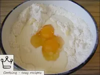Eier und kalte Milch werden hinzugefügt. ...