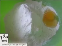 Adicione ovo de galinha e sal à farinha. ...