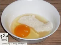 Accendere il forno per riscaldarlo. Un uovo con lo...