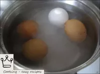 将鸡蛋放入锅中。倒入冷水。加入1小时的盐勺。放火，煮沸。将火烧到中度，煮熟（约10分钟）。排水。倒入...