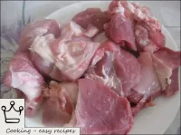 Cortar a carne em pedaços. ...