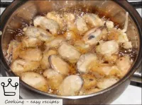 貽貝在熾熱的煎鍋（或蜂窩狀）上用植物（或黃油）油炒。為此，在扁平底的土豆或喀山中加熱植物油。將火燒成...