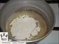 小麦粉を注ぐ。しこりがないように徹底的に混ぜる。...