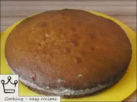 Sacar el pastel de miel de la forma caliente. ...
