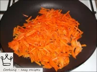 在锅里加热植物油。放置胡萝卜，搅拌后用中火（5分钟）轻轻炒。...