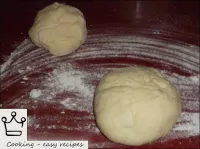 Diviser la pâte en deux parties inégales, étant do...
