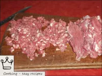 准备碎肉。将油腻的牛肉切成薄片。...