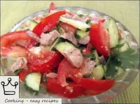 將鱈魚肝沙拉放入沙拉中。用鱈魚肝制成的沙拉可以用香菜綠色裝飾。...
