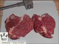 当土豆油炸时，我们准备炒菜。牛肉（牛肉-山脊和肋骨之间的肉）被洗净，从肌腱上剥落，切成厚达1. 5-...
