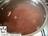 La carne se pone en el kazán, se vierte con agua f...