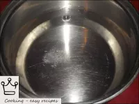 カスタード生地を作る方法：鍋に水を注ぎ、塩を加えます。...