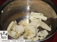 バターはすぐに鍋にカットされます。...