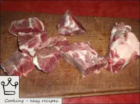 How to make lamb harchos: Cut the meat into portio...