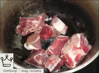 深鍋またはカザンで、油を熱し、肉を置く。ラム肉を中火で炒める（10分）。...