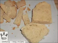 如何用鳕鱼制成鱼肉饼：从面包上切下树皮。...