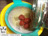 在罐子中形成液体（糖浆）后，通过漏斗将其输入器皿中，然后将其存储在先前铸造的输液中。...