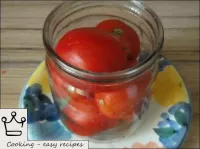 將小整個西紅柿（無損壞）洗凈在自來水中，放在罐子裏。...
