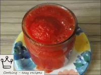 Derrame jugo de tomate en latas. ...