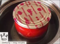 ふたでカバーし、10〜12分間トマトジュースでトマトを低温殺菌します。その後、カバーをロールアップし...