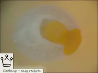如何制作捷克梅餅：準備沙面團。為此，將雞蛋（或蛋黃）放入碗中，加入糖。...