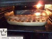 파이를 중간 선반의 오븐에 넣습니다. 200-220 ° C에서 약 40 분 동안 매화로 모...