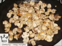 在锅中加热3汤匙油（60克）。蘑菇在植物油中油炸，大火，搅拌至金黄色（5-10分钟）。...