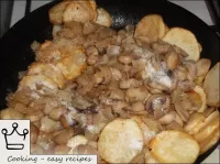 在土豆准备就绪前不久，将蘑菇和洋葱加入锅中，加盐搅拌。然后用蘑菇烤土豆再准备5分钟。...