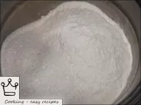 如何制作磨碎的李子馅饼：将面粉与糖和盐溷合。...