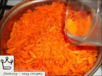 将胡萝卜转移到锅中，加入一些水或牛奶，盖上盖子，煮熟。为此，首先用大火煮熟，等待液体沸腾，然后将火烧...