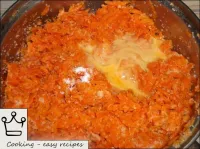 加入鸡蛋和盐，搅拌。如果胡萝卜质量仍然干燥且雕刻不好，则可以添加另一个鸡蛋，然后再次彻底搅拌该质量。...