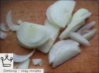 如何用哈薩克語烹飪Kuyrdak：將洋蔥打掃幹凈，洗凈，用半圓柱體或立方體固定。...