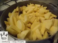 Después, pon las patatas cortadas en trozos pequeñ...