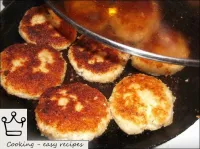 Then cover the pan with cutlets, loosen the heat a...