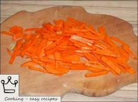 Épluchez les carottes, lavez-les et coupez-les ave...