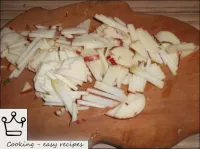 Brosser les pommes et les couper avec une fine pai...