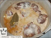 Если кролик жарился на сковороде, переложить его в...