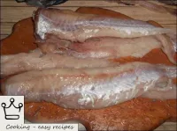 如何在加裏寧格勒烹飪油炸鱈魚：將魚分開。為此，切除皮膚，將魚片與骨頭分開。沒有皮膚的大片切成兩部分，...