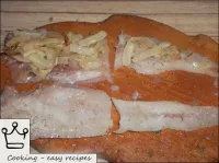 為了使成品魚呈橢圓形，將準備好的魚片切開。把烤洋蔥放在一塊的中間。...