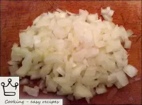 清除洋蔥。切成薄片。...