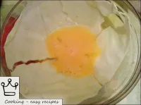 服用3片卷心菜葉。每片卷心菜葉都濕在雞蛋中。...