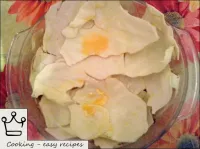 用雞蛋中浸泡的卷心菜葉（3片）覆蓋肉末。...